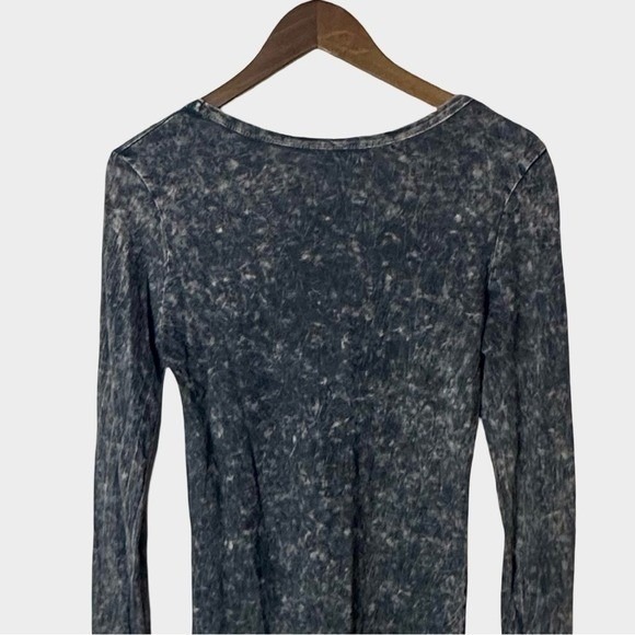 Daytrip Y2K Gray Acid Wash Skull Stud Graphic Long Sleeve Top Medium Grunge - Picture 7 of 10